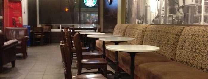 Starbucks is one of Tempat yang Disukai Angel.