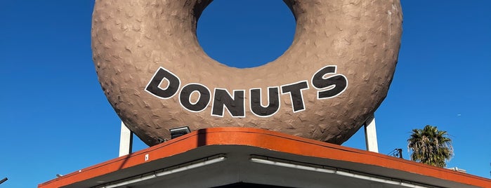 Randy's Donuts is one of SoCal Stuff.