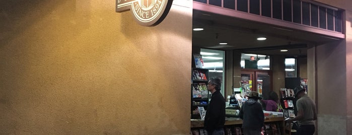 Vroman's Bookstore is one of Lugares favoritos de Brandon.