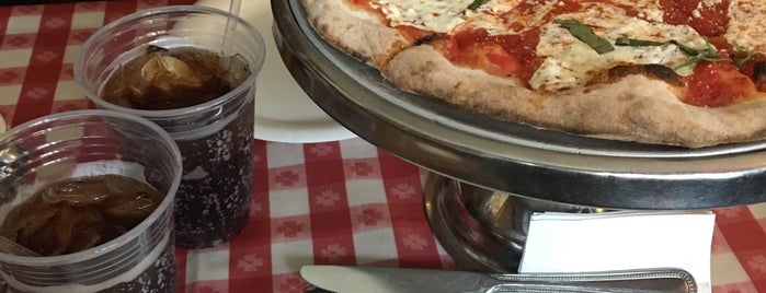 Lombardi's Coal Oven Pizza is one of Posti che sono piaciuti a Odette.