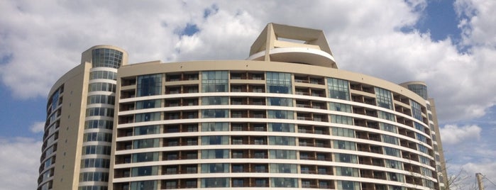 Bay Lake Tower at Disney's Contemporary Resort is one of สถานที่ที่ Dvora ถูกใจ.