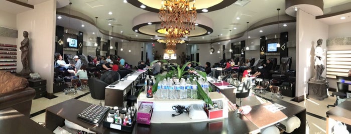 Luxur Nails And Spa is one of สถานที่ที่ Macy ถูกใจ.