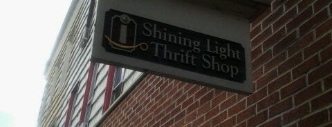 Shining light thrift store is one of Orte, die Ian gefallen.