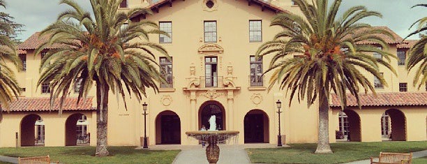 Universidade Stanford is one of NCAA Division I FBS Football Schools.