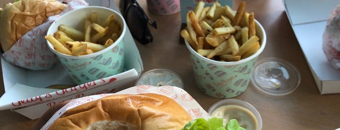 Betty's Burgers & Concrete Co. is one of Lugares favoritos de Nick.