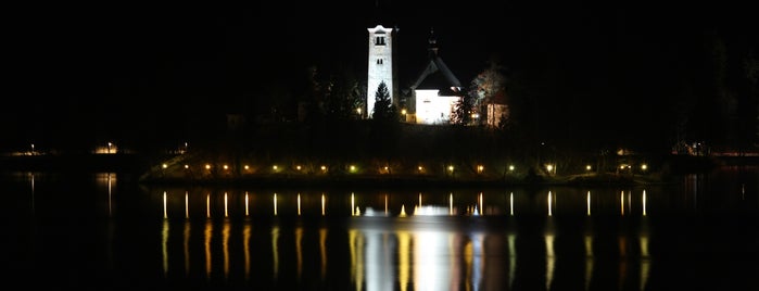 Cerkev Matere Božje na Jezeru in Zvon Želja | Church of the Mother of God on the Lake and the Wishing Bell is one of สถานที่ที่ Carl ถูกใจ.