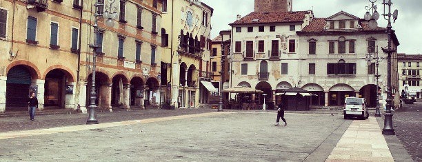 Piazza Libertà is one of Tempat yang Disukai Louise.