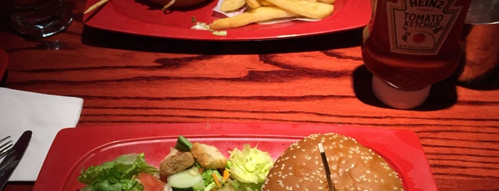 Red Robin Gourmet Burgers and Brews is one of Lieux qui ont plu à Aida.