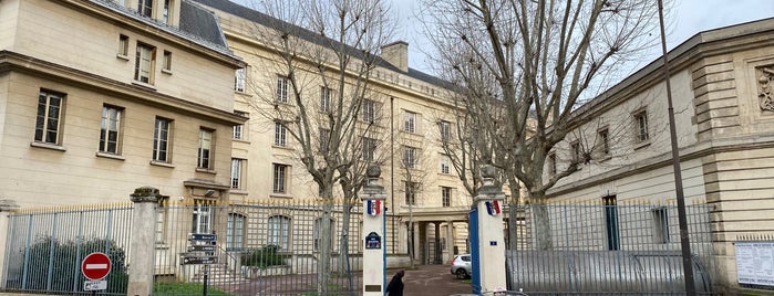 Ministère de l'Enseignement supérieur et de la Recherche is one of Administratif.