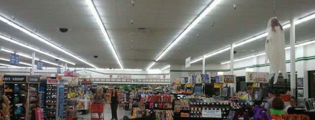 Save Mart is one of Lugares favoritos de Kelsey.