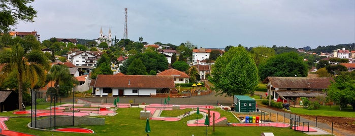 Minigolfe Treze Tílias is one of สถานที่ที่ Káren ถูกใจ.