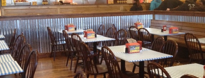 Dickey's Barbecue Pit is one of Andrea'nın Beğendiği Mekanlar.