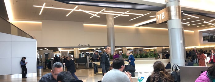 TSA Pre Check Terminal 3 is one of Locais curtidos por Soowan.