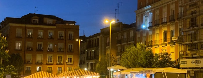 Plaza de la Luna is one of Paseando por Madrid.