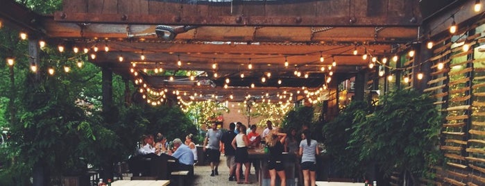 Independence Beer Garden is one of Locais curtidos por Laura.