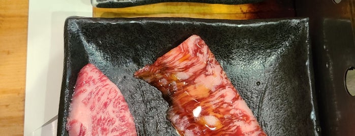 立喰い焼肉 治郎丸 is one of fujiさんの保存済みスポット.