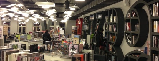 Книжный магазин «Москва» is one of สถานที่ที่บันทึกไว้ของ Mariya.