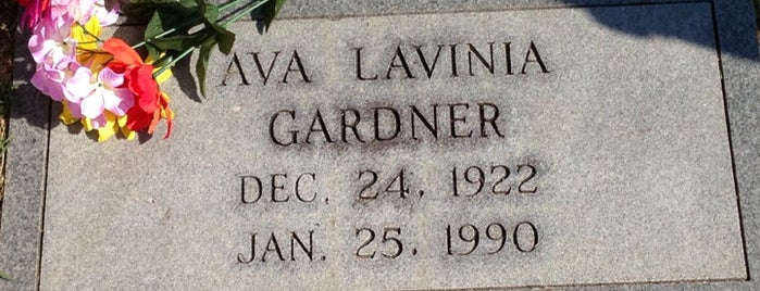 Ava Gardner Grave Site is one of Lugares favoritos de Lizzie.