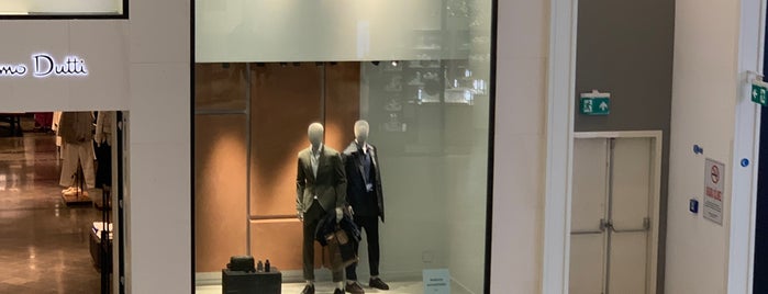 Massimo Dutti is one of Fuatさんのお気に入りスポット.