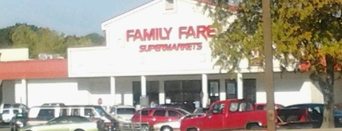 Family Fare Supermarket is one of Tempat yang Disukai Stuart.
