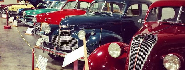 Antique Car Museum of Iowa is one of Tempat yang Disimpan Jeiran.