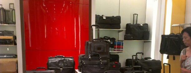 The Tumi Store is one of Lugares favoritos de Tyler.