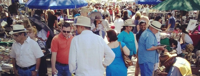 Tianguis De Antigüedades is one of Shopping.