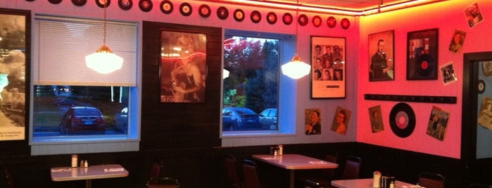 Moonlight Diner & Grille is one of สถานที่ที่ Hayley ถูกใจ.