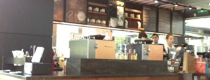 Starbucks is one of Orte, die Pablo gefallen.