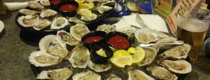 Shucks Tavern & Oyster Bar is one of Lizzieさんのお気に入りスポット.