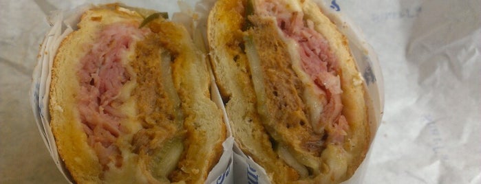 Snarf's Sandwiches is one of Locais curtidos por Usaj.