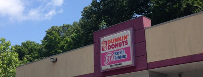 Dunkin' is one of Lugares favoritos de Bee!.