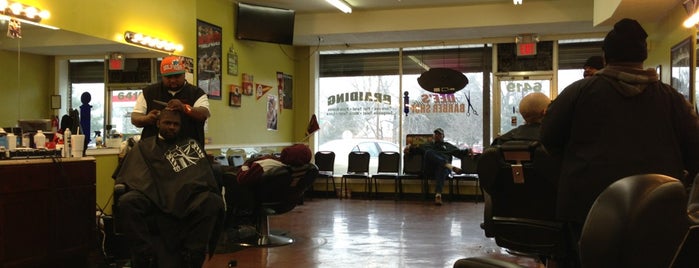Dee's Barbershop and Braiding is one of Locais curtidos por Terri.
