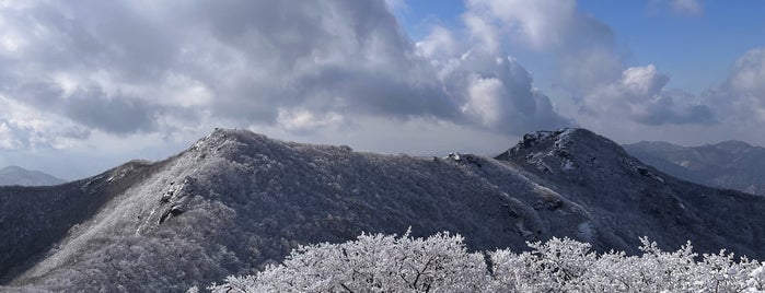 운장산 is one of South Korea's mountains.