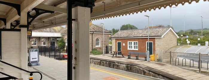 St Erth Railway Station (SER) is one of Jumping into the departing train.