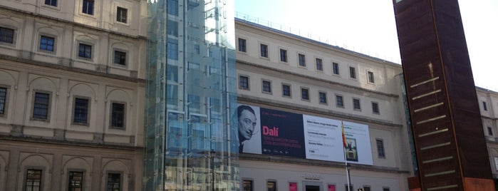 Museo Nacional Centro de Arte Reina Sofía (MNCARS) is one of Tempat yang Disukai Natalie.