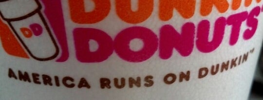 Dunkin' is one of สถานที่ที่ Pilgrim 🛣 ถูกใจ.