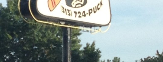 Pucks Bar & Grille is one of Tempat yang Disukai Andrew.