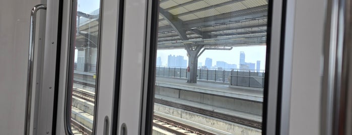 SRT จตุจักร (RN02) is one of SRT Red Line.