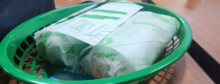 Subway is one of Lugares Favoritos.