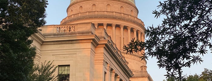 West Virginia State Capitol is one of Locais curtidos por Brkgny.