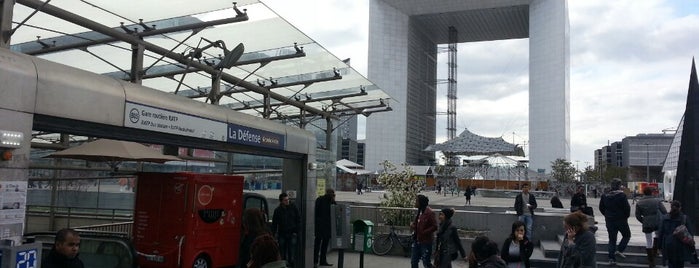 RER La Défense – Grande Arche [A] is one of สถานที่ที่ R ถูกใจ.