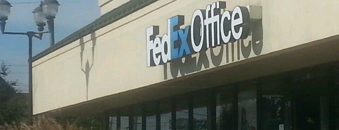 FedEx Office Print & Ship Center is one of Chester'in Beğendiği Mekanlar.
