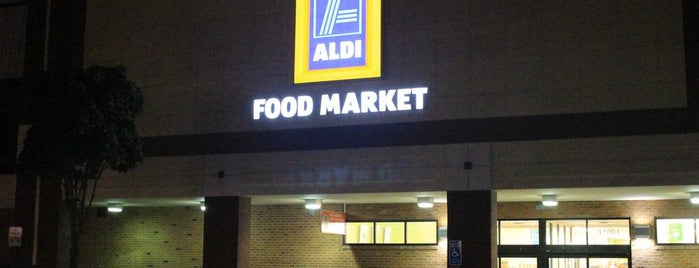 ALDI is one of สถานที่ที่ Lori ถูกใจ.