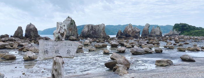 Hashigui-iwa Rock is one of 和歌山県朝日夕陽百選モニュメント.