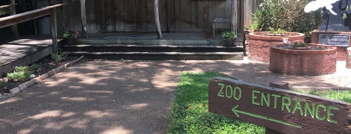 The Texas Zoo is one of Touristy things I want to see.