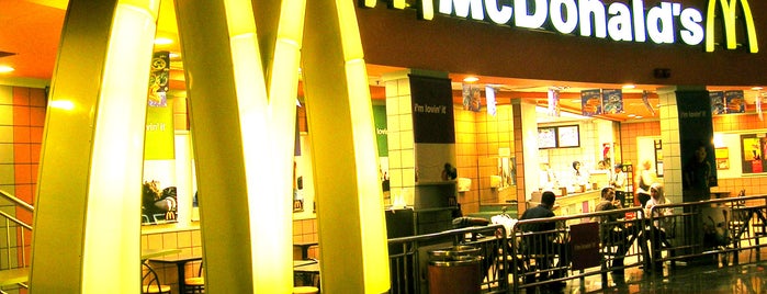 McDonald's is one of estive aqui.