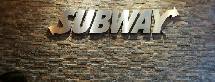 Subway Planeta Outlet is one of สถานที่ที่ Peter ถูกใจ.