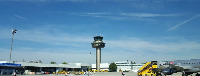Salzburg Airport W. A. Mozart (SZG) is one of Locais curtidos por Fatih.