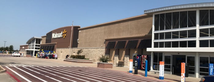 Walmart Supercenter is one of Tempat yang Disukai Chuck.